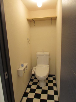 【トイレ】 | ルーチェビアンカ | 温水洗浄便座がついています。