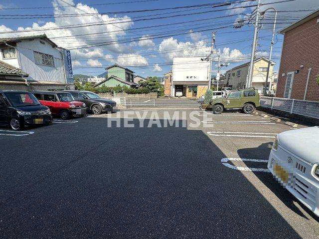 エス・エル・シー宮小路の駐車場
