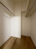 【収納】 | エバーライフネアシティ筑紫野 | ウォークインクローゼット。季節物の洋服や、普段使いの鞄を収納したり多様な使い方ができます