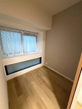 【洋室】 | エバーライフネアシティ筑紫野 | 5帖の洋室。足元までガラスになっていて外の明かりをたっぷり取り込んでいます