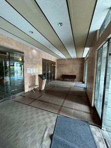 【エントランス】 | エバーライフネアシティ筑紫野 | 380戸ある大規模マンション。エントランスも広々しています