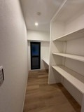 【収納】 | エバーライフネアシティ筑紫野 | キッチン奥に大容量のパントリーがあるので、食品ストックやキッチン用品をスッキリ収納できます