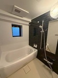 【浴室】 | エバーライフネアシティ筑紫野 | 窓があるので換気がしやすくカビ防止になります。もちろん浴室乾燥機も付いています