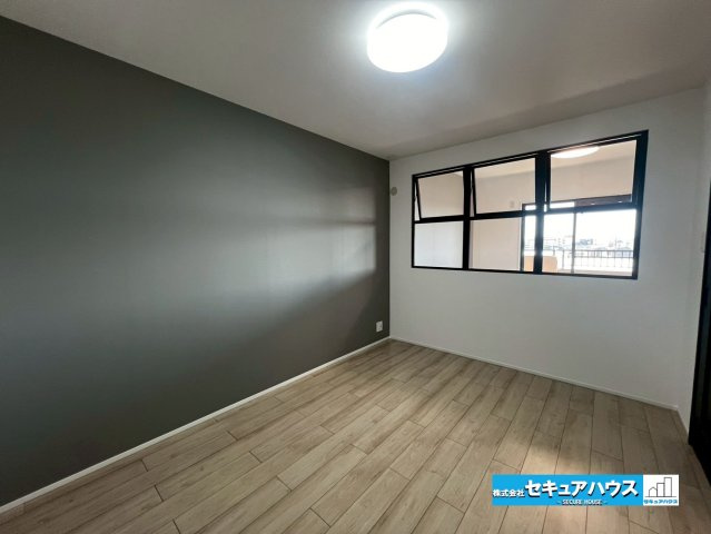 レインボー刈谷の洋室|【洋室】
◆大きな3連窓から採光を沢山取り入れることができ、明るい洋室です。