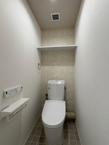 【トイレ】 | シティパル春日セントレ | 冬は便座も温水も温かく快適なシャワー付トイレ。上部には収納を設置◎