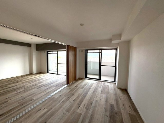 【洋室】 | シティパル春日セントレ | 7帖の洋室。リビングとは引き戸でフラットにつながっています