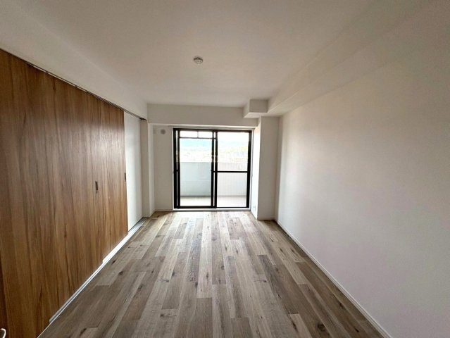 【洋室】 | シティパル春日セントレ | 南側のバルコニーに面した明るい洋室で換気や採光ばっちりです