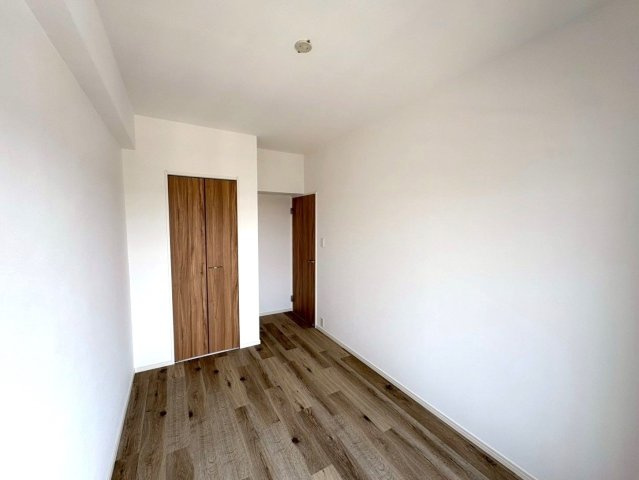 【洋室】 | シティパル春日セントレ | 5.5帖の洋室。全部屋バルコニーに面しており明るく、収納も完備されています