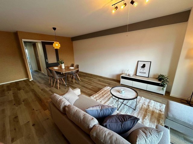 【居間・リビング】 | シティパル春日セントレ | 南向きのバルコニーに面したLDKは明るさたっぷり。くつろぎの時間も楽しい家族の時間をすごせそうです