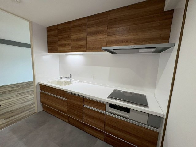 【キッチン】 | シティパル春日セントレ | お財布に優しいIHクッキングヒーターはお掃除も楽ちんです。吊戸棚もあり収納充実しています