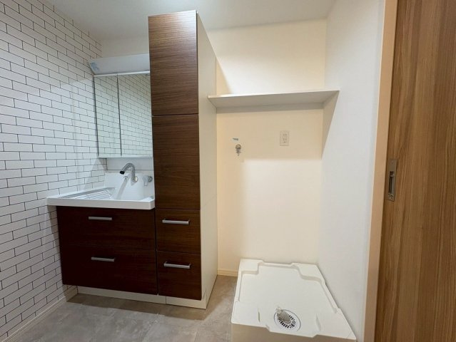 【独立洗面台】 | シティパル春日セントレ | 鏡裏、洗面台下部、リネン庫など収納スペースがたっぷり設けられています