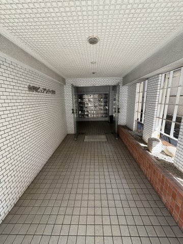 ピュアシティ片野のエントランス|建物の内部です