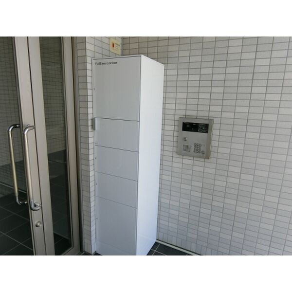 GRADOのエントランス|宅配BOX付きで不在時の荷物の受け取りに便利です☆