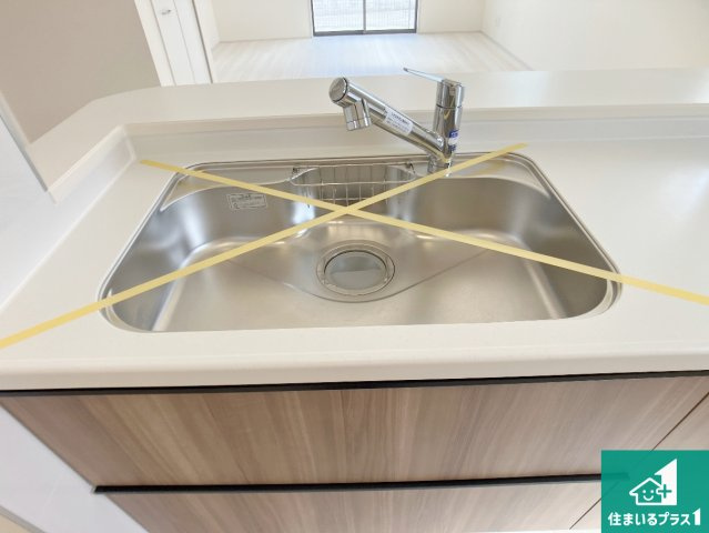 加古川市加古川町粟津　第2期　新築一戸建ての独立洗面台|清潔感のある洗面台です。フラットな鏡は掃除がしやすく毎日清潔！ホースは引き出して使えるので洗顔やお掃除の際に便利です！