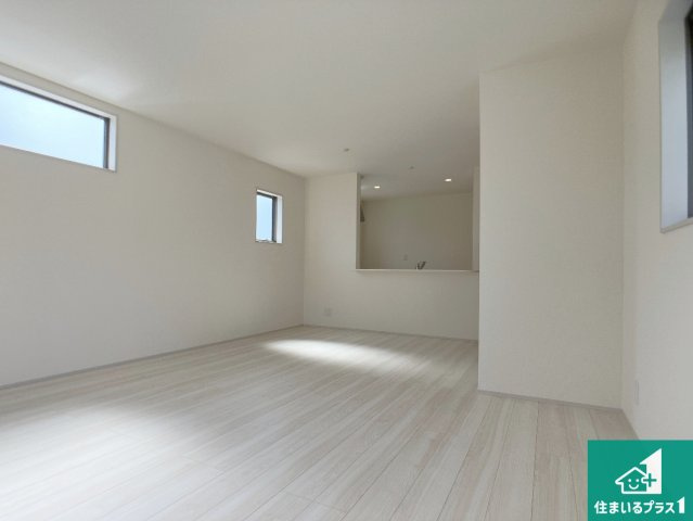 加古川市加古川町粟津　第2期　新築一戸建ての外観|リビングと統一感があり、使い勝手のいいキッチン。広々としているので、二人並んで作業が出来ちゃいます。お子様と一緒に色々なお料理に挑戦できるスペースがあります。