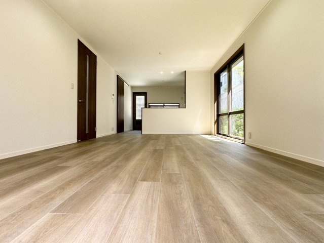 【居間・リビング】 | 福岡市東区美和台２丁目　戸建て | 採光面が多く明るいLDKは約16帖の広さ。ダイニングテーブルを置いてもソファやTVもゆとりで置けます