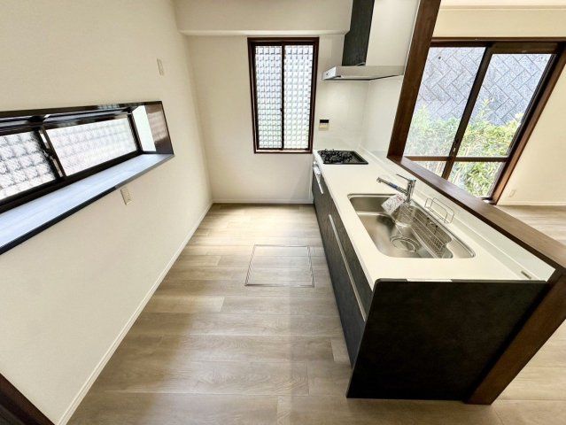【キッチン】 | 福岡市東区美和台２丁目　戸建て | キッチン周辺にたくさん窓があるので換気がしやすく、手元も明るいです