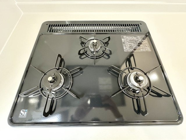 【キッチン】 | 福岡市東区美和台２丁目　戸建て | 3口コンロ+グリルで効率的にお料理が進められます