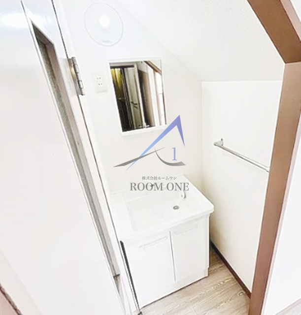 シャトー・ド・デューカルの洗面所|独立洗面台です。