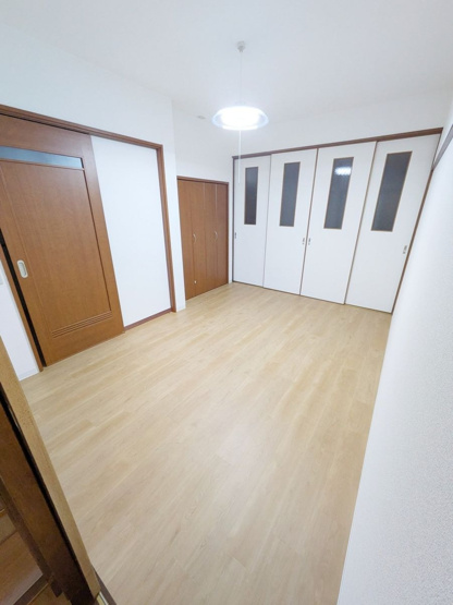 【洋室】 | 糟屋郡宇美町宇美１丁目　戸建て | 1階の洋室。独立性が高く、ウォークインクローゼットも備えています