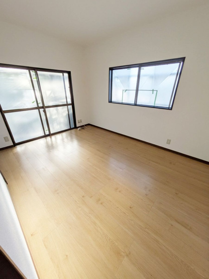 【洋室】 | 糟屋郡宇美町宇美１丁目　戸建て | 2階の洋室は全室2面採光で明るく、景色も広く見えて開放感があります