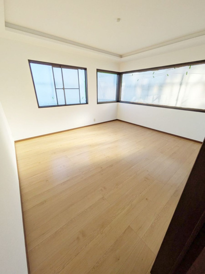 【洋室】 | 糟屋郡宇美町宇美１丁目　戸建て | コーナー窓はパノラマで景色が見えるのでさらに開放的です