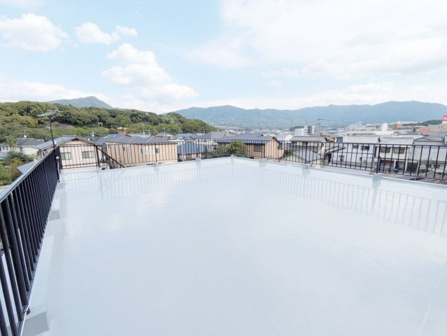 【バルコニー】 | 糟屋郡宇美町宇美１丁目　戸建て | 広々としたルーフバルコニーはお洗濯物を干す以外にも様々な用途がありそうです