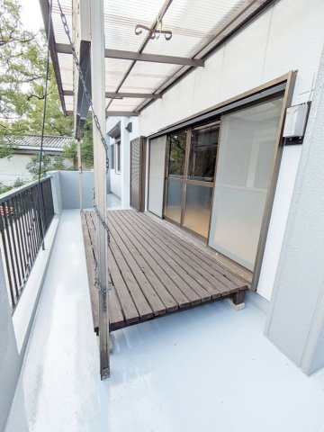 【その他】 | 糟屋郡宇美町宇美１丁目　戸建て | 2階のバルコニーにあるウッドデッキ。日常の中でもちょっと一息付きたいときに活躍くしそうです