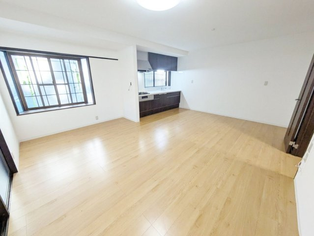 【居間・リビング】 | 糟屋郡宇美町宇美１丁目　戸建て | 約15帖のLDKは壁付タイプのキッチンで空間を有効的に活用できます