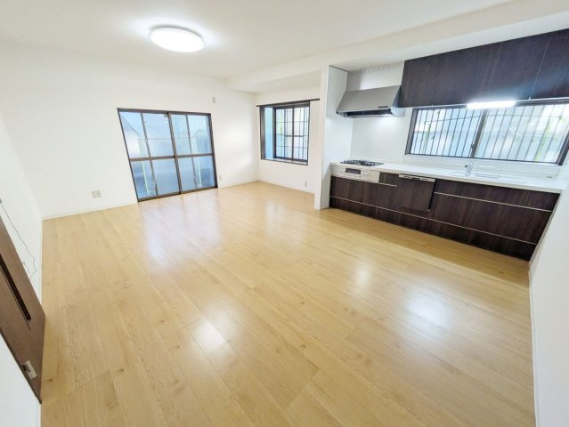 【居間・リビング】 | 糟屋郡宇美町宇美１丁目　戸建て | 大きな窓のあるLDKは明るさたっぷり。食事のときも、くつろぎの時間も楽しい家族の時間をすごせそうです