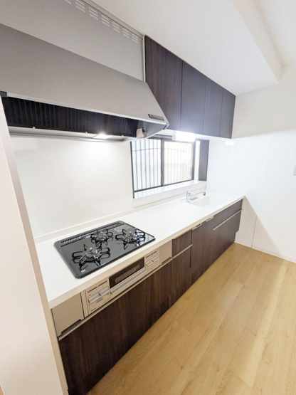 【キッチン】 | 糟屋郡宇美町宇美１丁目　戸建て | キッチンは引き出しや吊戸棚などの収納も充実しています。食洗機付きで後片付けも楽々