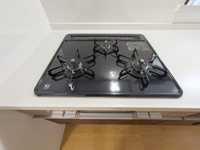 【キッチン】 | 糟屋郡宇美町宇美１丁目　戸建て | 3口コンロ+グリルで効率的にお料理が進められます