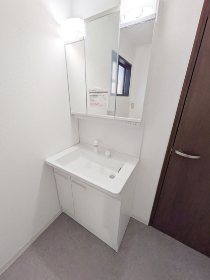 【独立洗面台】 | 糟屋郡宇美町宇美１丁目　戸建て | 三面鏡裏収納付で、散らかりがちな洗面回りもすっきりと片付きます