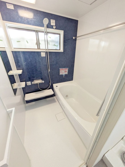 【浴室】 | 糟屋郡宇美町宇美１丁目　戸建て | 戸建ならではのゆったりしたバスルーム。浴室乾燥機付なので雨の日のお洗濯も安心で、カビ対策にもなります