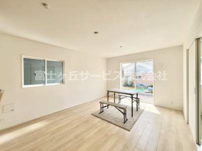 【居間・リビング】 | 裾野市水窪 新築一戸建て 1号棟 | こちらのリビングで趣味の時間をお楽しみください