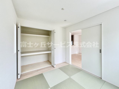 【和室】 | 裾野市水窪 新築一戸建て 1号棟 | リビング横の5.2帖の洋風和室です