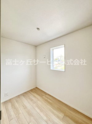 【洋室】 | 裾野市水窪 新築一戸建て 1号棟 | 3帖のテレワークルームです