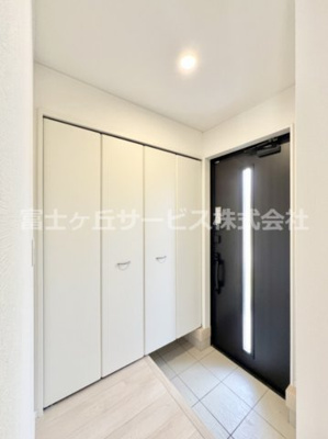 【玄関】 | 裾野市水窪 新築一戸建て 1号棟 | ゆったりとした玄関です