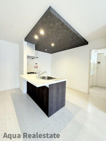 高松市西町　新築戸建のキッチン|こちらの居間で趣味の時間をお楽しみください