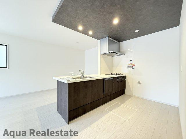 高松市西町　新築戸建のキッチン|こちらのリビングで趣味の時間をお楽しみください