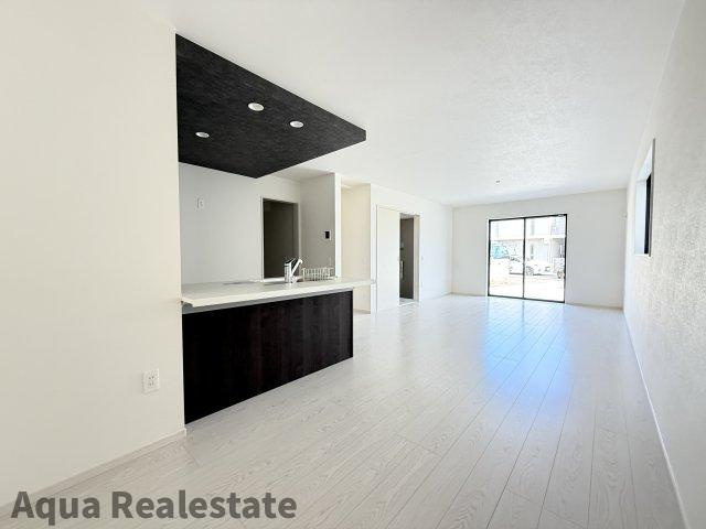 高松市西町　新築戸建の居間・リビング|こちらの居間で趣味の時間をお楽しみください