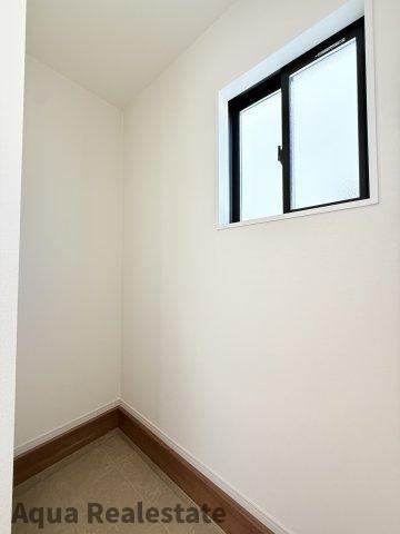 高松市西町　新築戸建の玄関|明るい玄関です