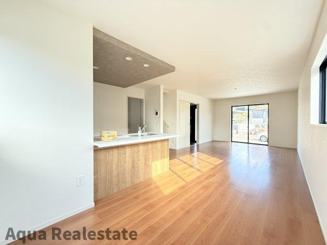 高松市西町　新築戸建の居間・リビング|使いやすいリビングです