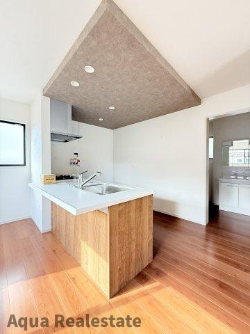 高松市西町　新築戸建のキッチン|こちらの居間で趣味の時間をお楽しみください