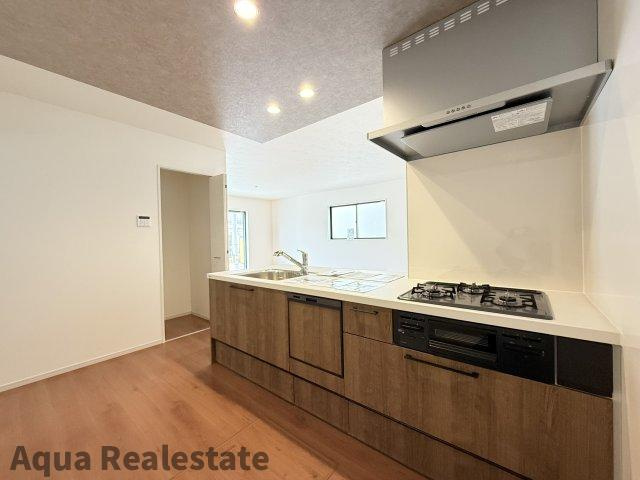 高松市西町　新築戸建のキッチン|こちらのリビングで趣味の時間をお楽しみください