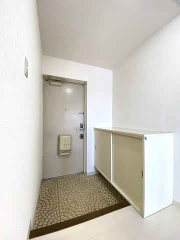 ロピア伏古公園Ⅱの玄関|シューズボックスの上にお気に入りの芳香剤や小物を置いて帰るのが楽しみになる自分好みの玄関に♪