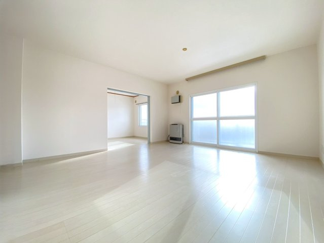 ロピア伏古公園Ⅱの居間・リビング|南西向きで陽当たり良好なリビング♪