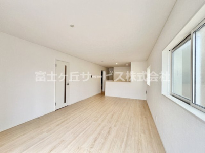 【居間・リビング】 | 沼津市北高島町 新築一戸建て | 19.5帖のリビングダイニングです