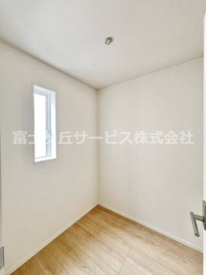 【洋室】 | 沼津市北高島町 新築一戸建て | 2帖の納戸です