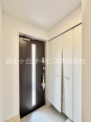 【玄関】 | 沼津市北高島町 新築一戸建て | 明るい玄関です